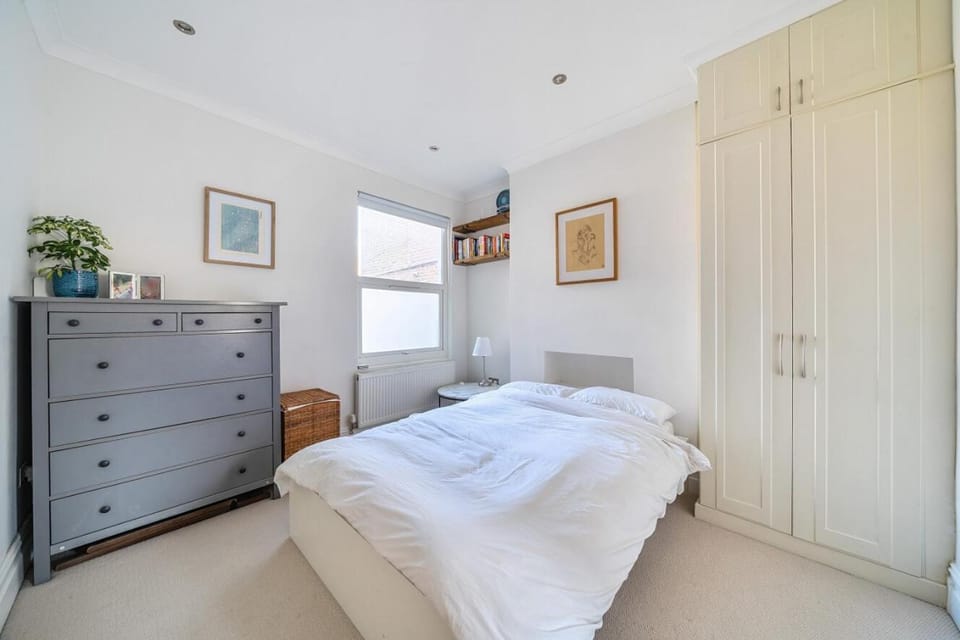 Entire Modern Apartment with Garden Near Underground Station Apartment in London Borough of Croydon