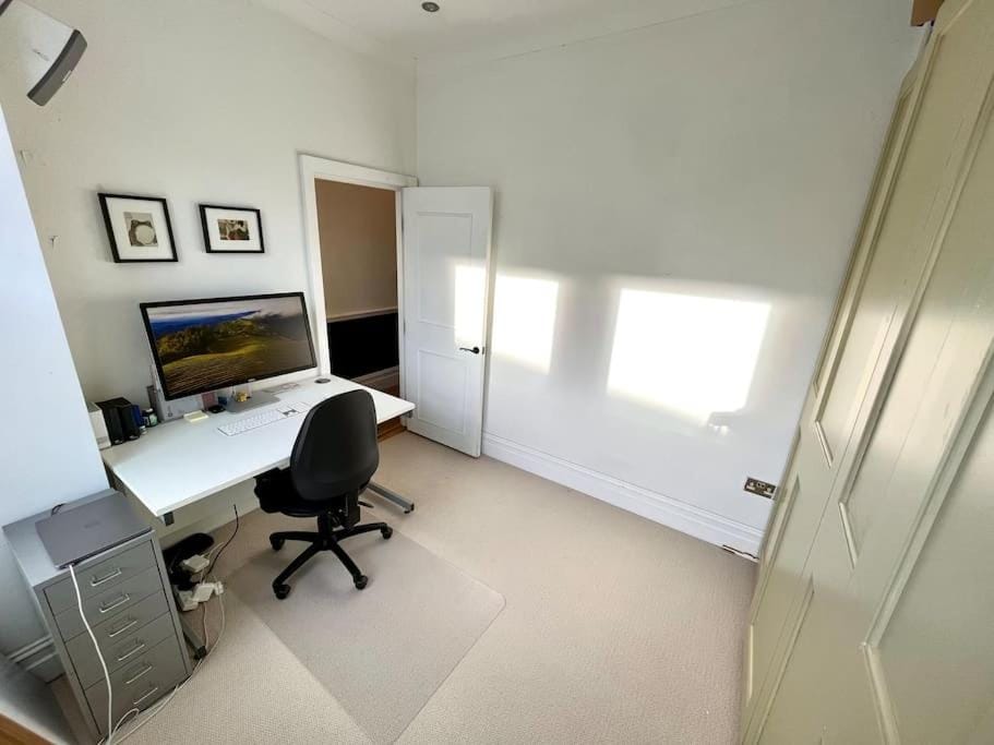 Entire Modern Apartment with Garden Near Underground Station Apartment in London Borough of Croydon