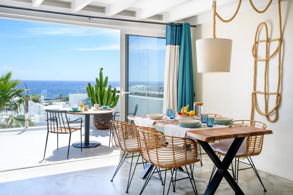 Natural landscape, View (from property/room), Balcony/Terrace, Dining area, Sea view