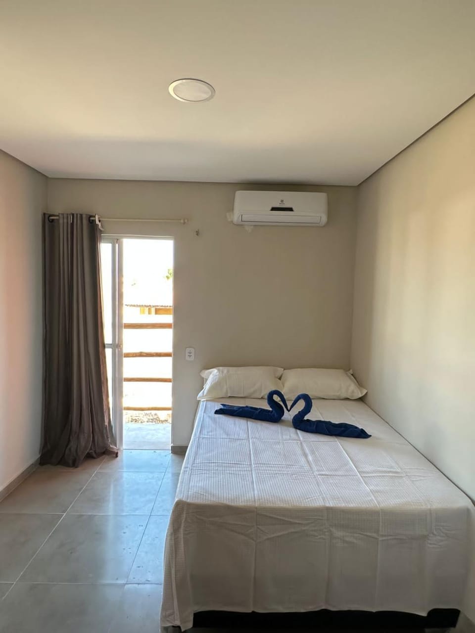 Bed, towels, air conditioner