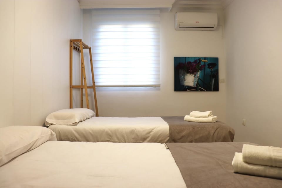 Bed, towels, air conditioner