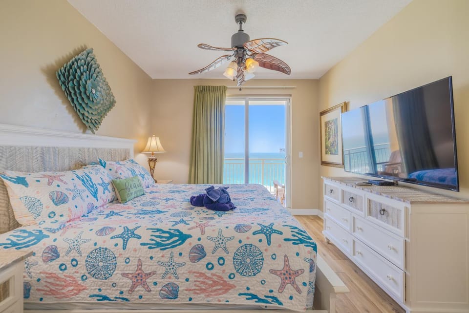 Bed, TV and multimedia, Photo of the whole room, Bedroom, Sea view