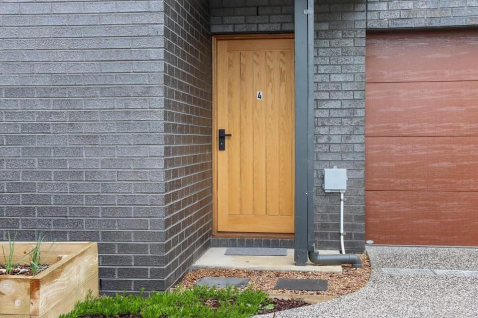 Storey Time I 2BR Townhouse for Melbourne Travel House in Melbourne