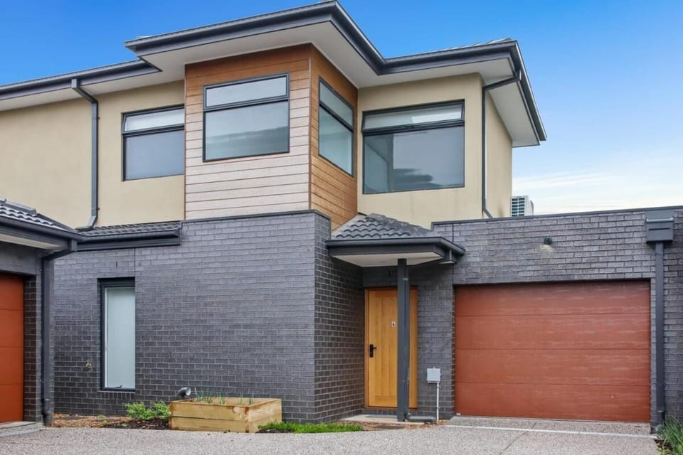 Storey Time I 2BR Townhouse for Melbourne Travel House in Melbourne