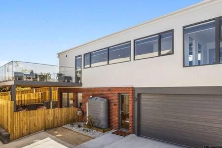 Mountain View Villa-close to shops-10min to CBD House in Bellerive