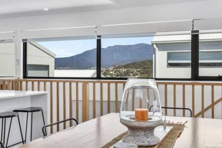 Mountain View Villa-close to shops-10min to CBD House in Bellerive