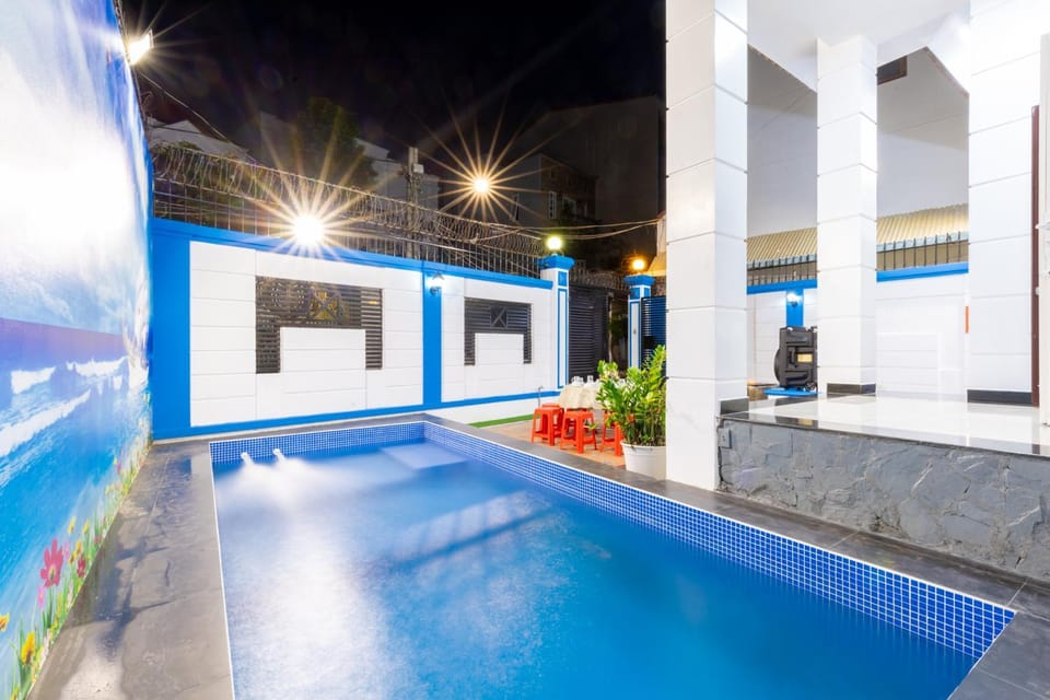 Communal lounge/ TV room, Evening entertainment, Pool view, sunbed