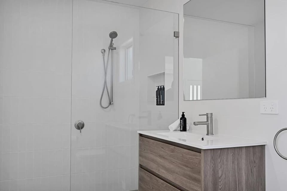 The Elm Apartments - The Black & White Room Apartment in Orange