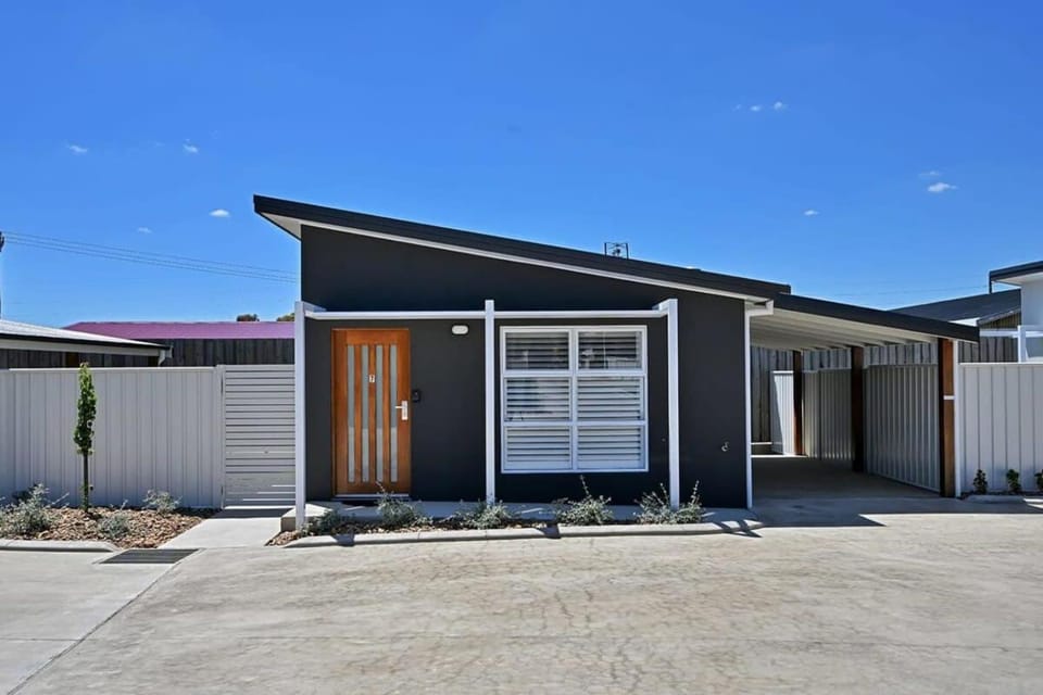 The Elm Apartments - The Blue Room Apartment in Orange