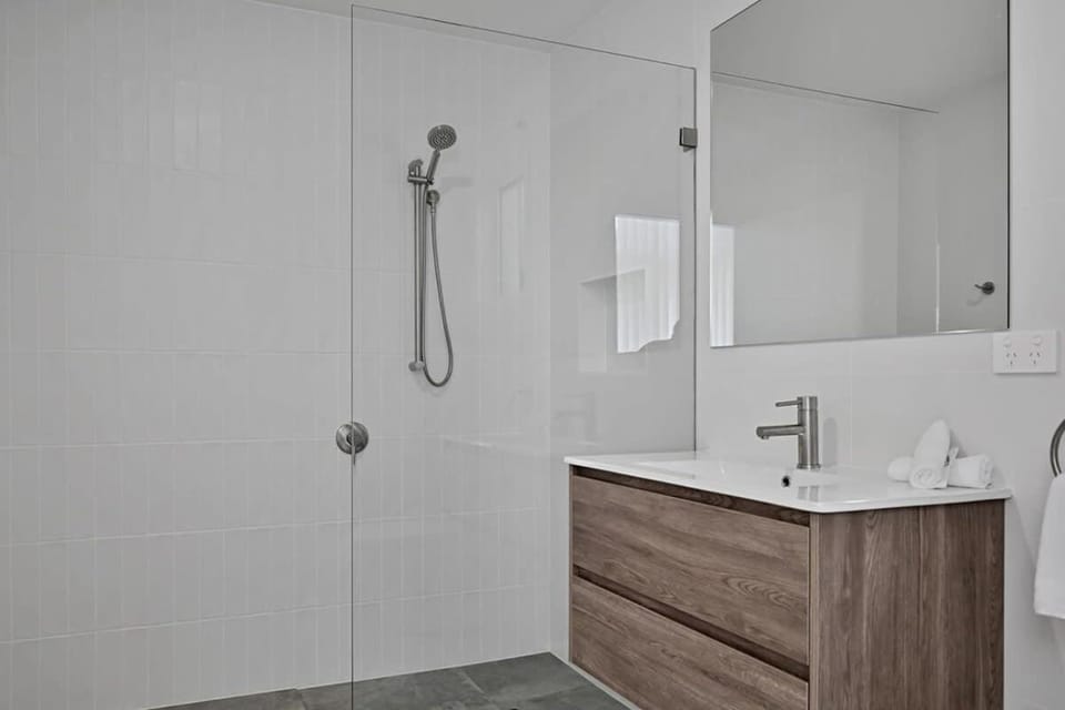 The Elm Apartments - The Green Room Apartment in Orange