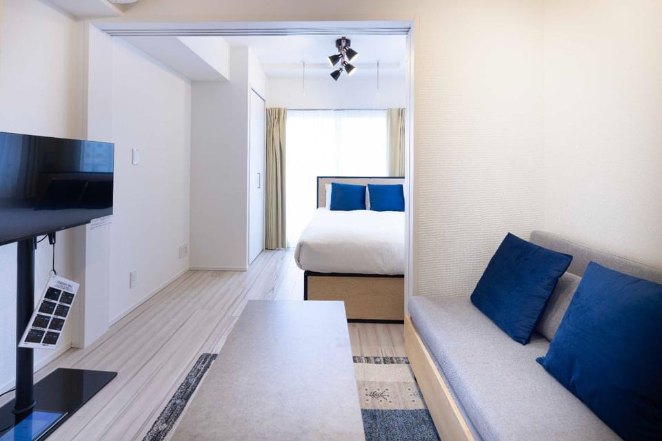 Bed, TV and multimedia, Living room, Photo of the whole room, Seating area, Bedroom