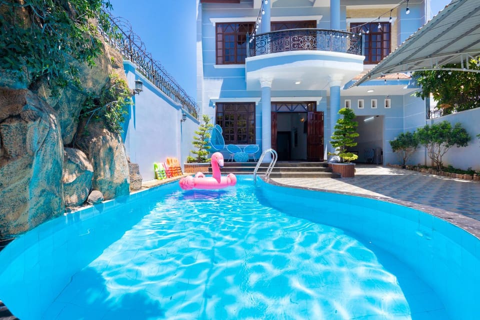 Property building, Day, Pool view, Swimming pool, sunbed