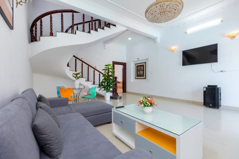 Nightclub / DJ, Living room