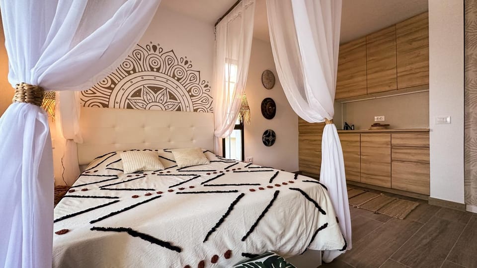 Bed, Kitchen or kitchenette