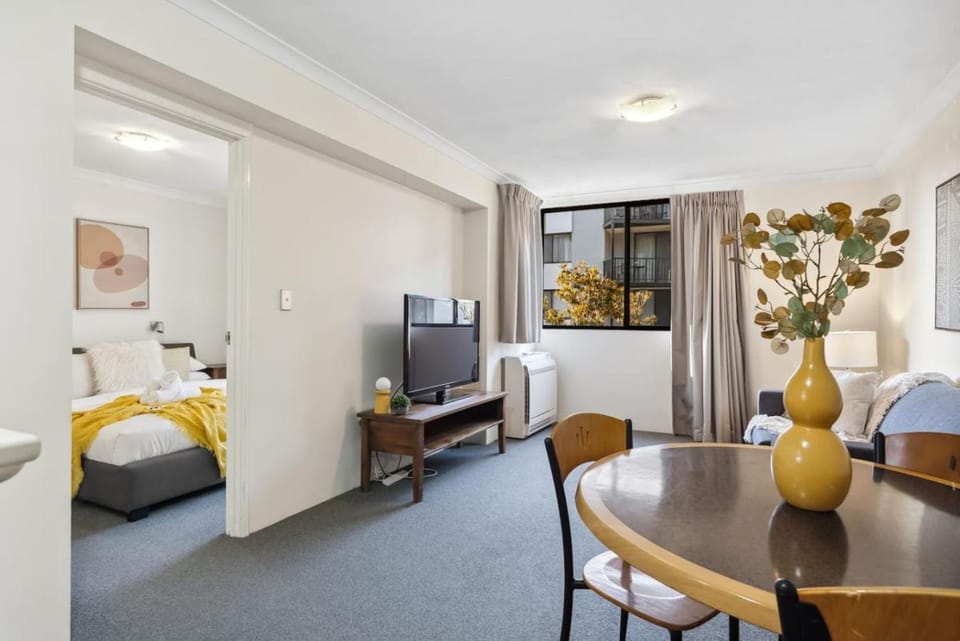 Leafy South Perth 1BR Apartment Walk to River & Ferry Apartment in Perth