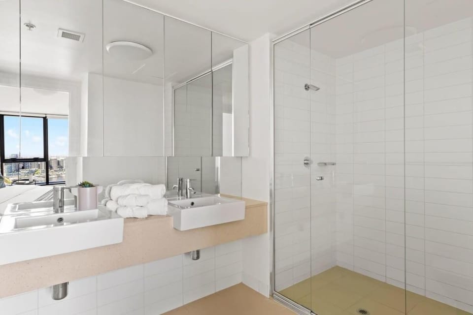 A 2BR Apt with Amazing Harbor Views FREE Parking Apartment in Melbourne