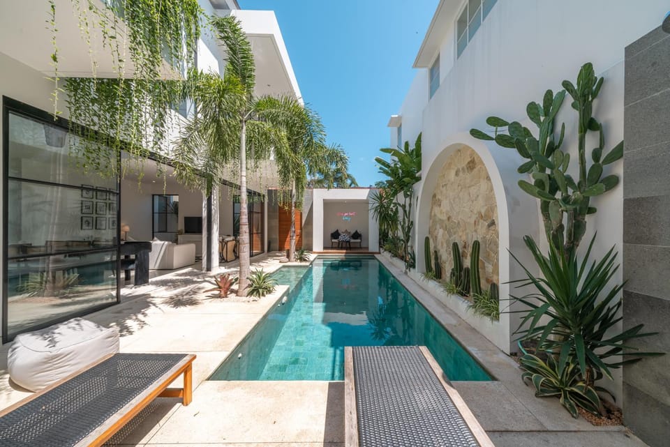 Casa Embra - Charming 4BR Villa in Berawa, 5 mins to Beach! Villa in North Kuta