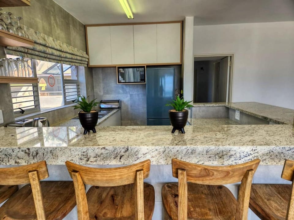 Kitchen or kitchenette, minibar