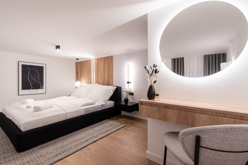 Bed, Photo of the whole room, Seating area, Bedroom, hair dresser, towels