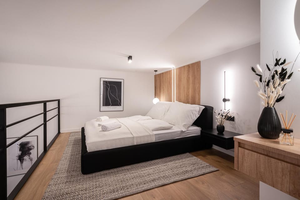 Bed, Photo of the whole room, Bedroom, towels