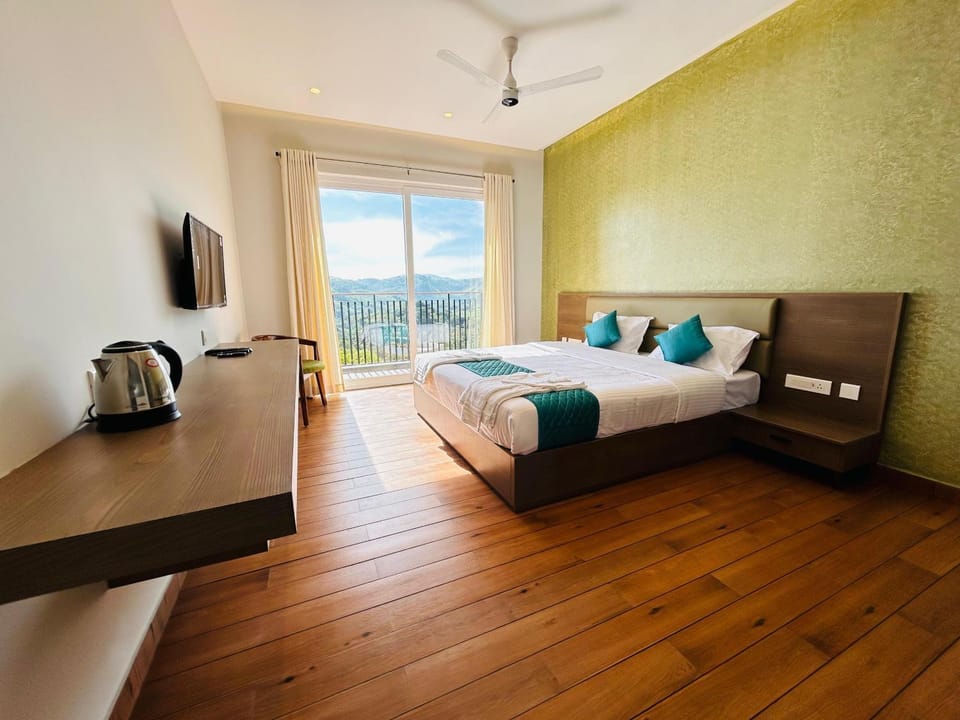 Bed, TV and multimedia, Photo of the whole room, Bedroom, Mountain view