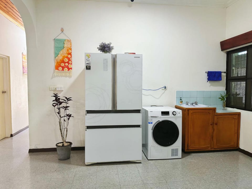 Kitchen or kitchenette, dryer