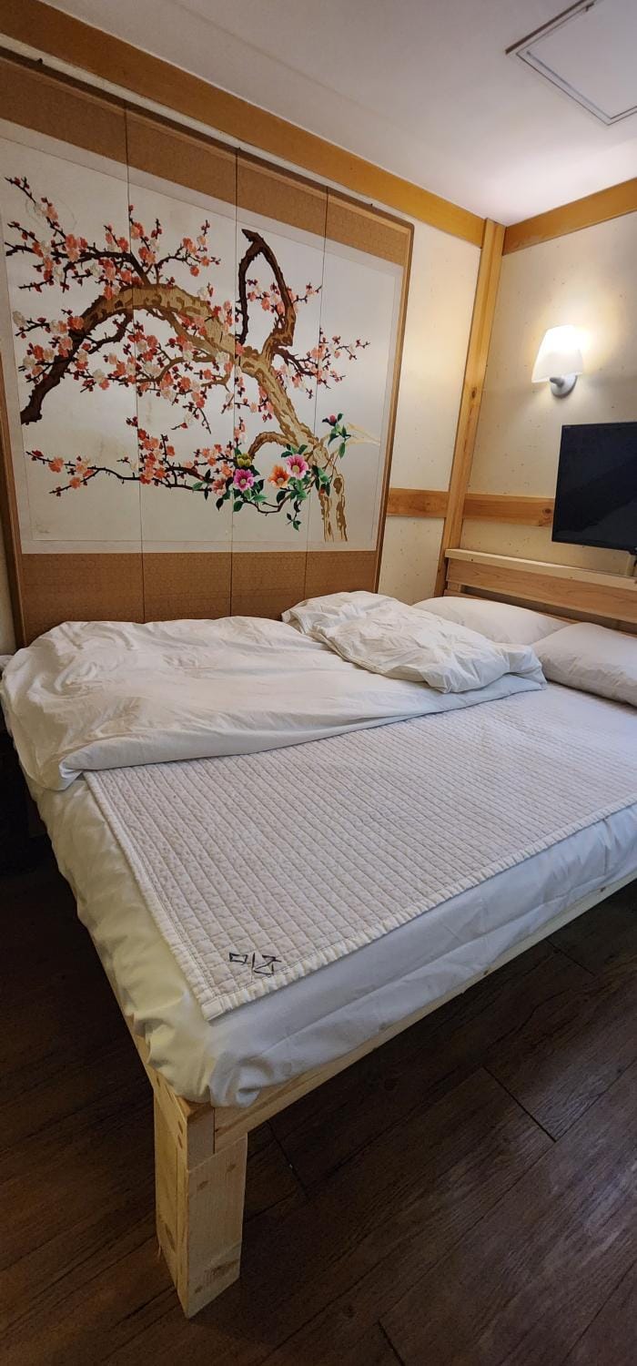 Bed, TV and multimedia, Bedroom
