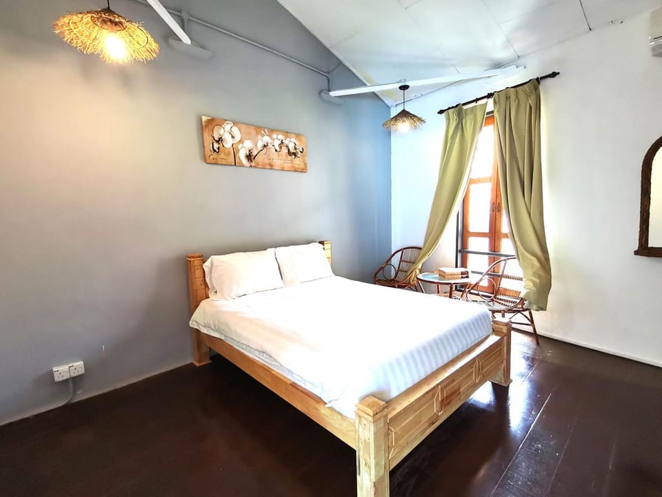 Bed, Photo of the whole room, Seating area, Bedroom