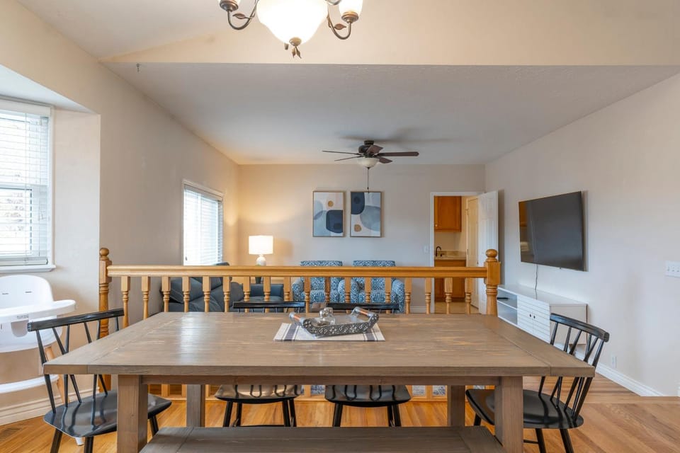 Communal lounge/ TV room, TV and multimedia, Living room, Seating area, Dining area, Evening entertainment