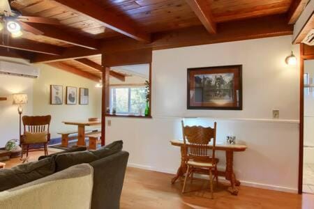 Red Door Cottage Fireplace bbq 12 mi to Yosemite Apartment in Sierra Nevada