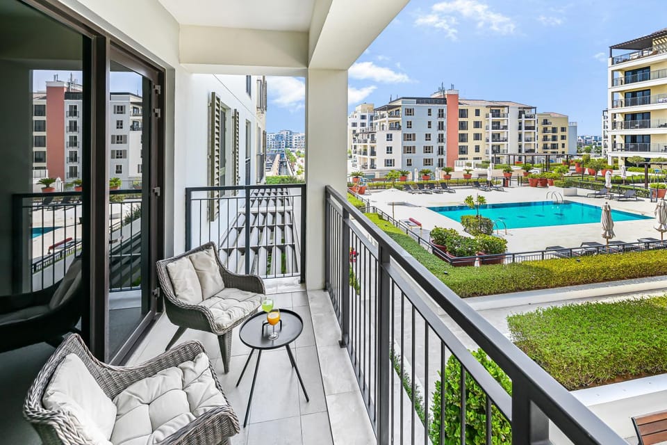 Property building, Day, View (from property/room), Balcony/Terrace, Seating area, Pool view, Swimming pool, sunbed