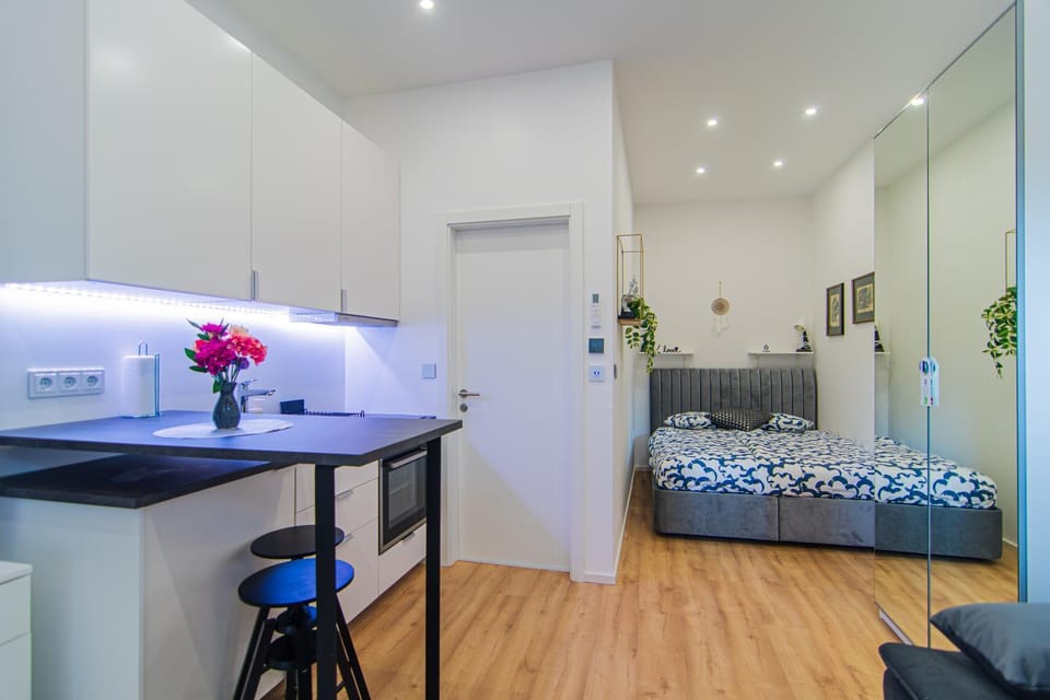 Bed, Kitchen or kitchenette, Seating area, oven