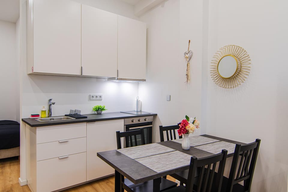 Kitchen or kitchenette, Dining area, oven, stove