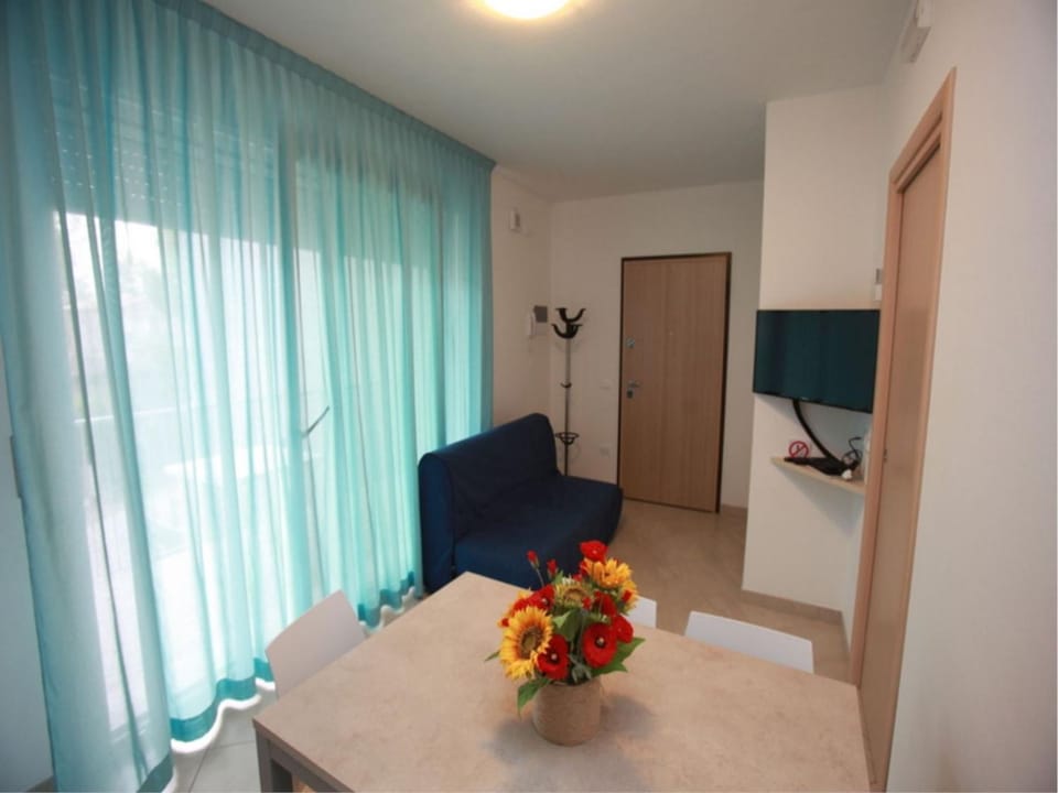 Restaurant/places to eat, TV and multimedia, Dining area