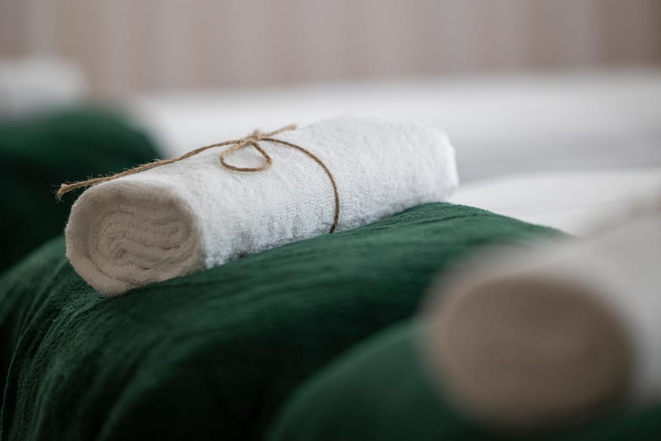 Bed, towels