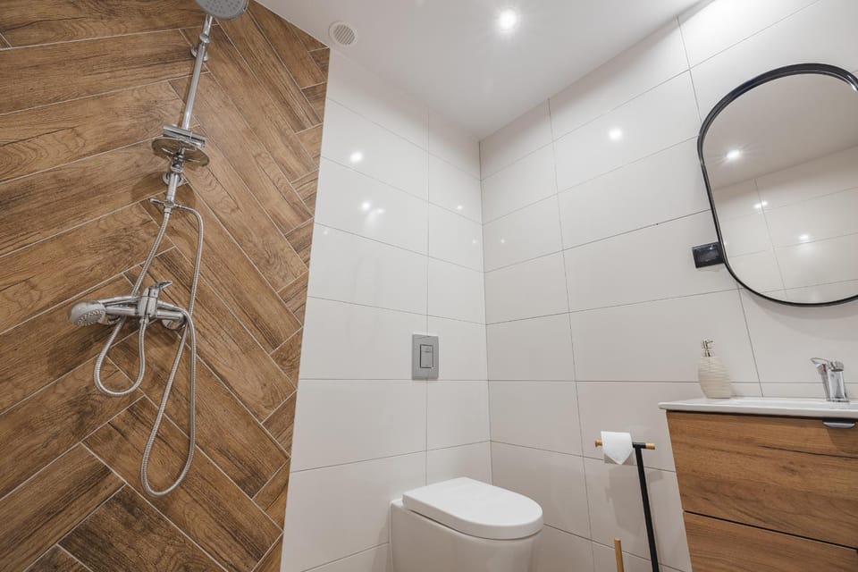 Shower, Toilet, Bathroom, towels