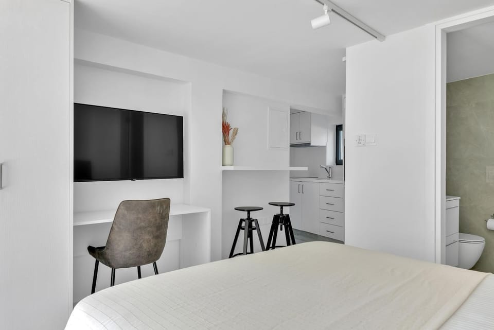Bed, TV and multimedia, Kitchen or kitchenette, Photo of the whole room, Dining area, Bedroom, hair dresser, minibar