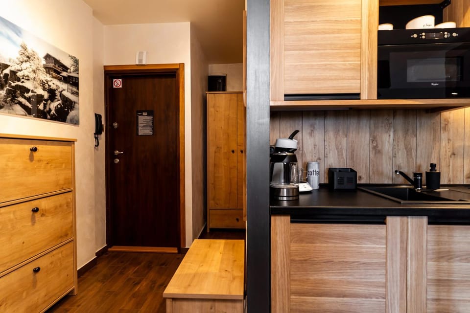 Facade/entrance, wardrobe