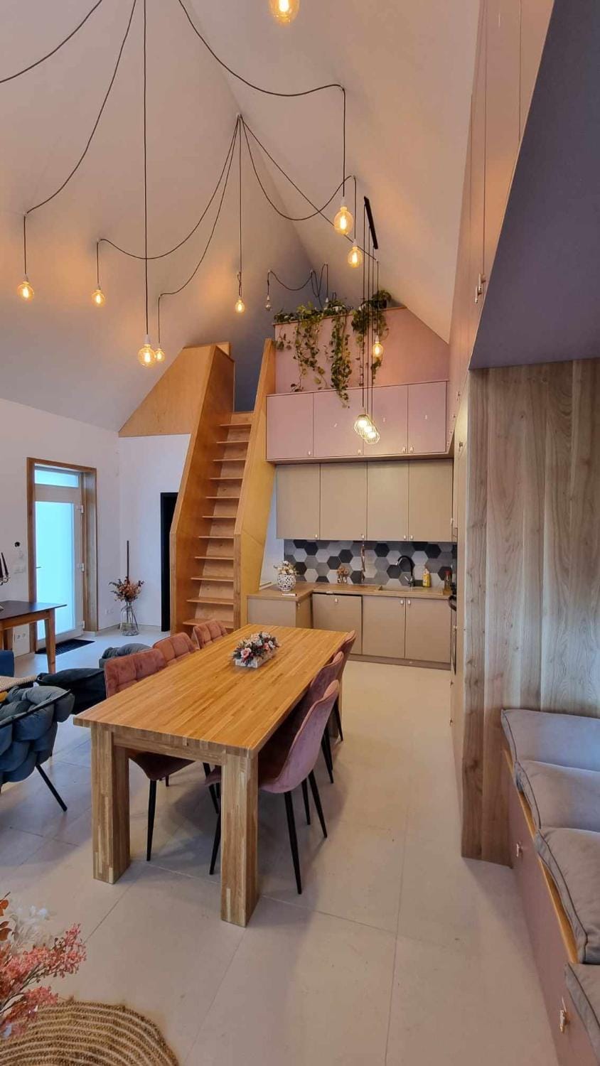 Kitchen or kitchenette, Dining area