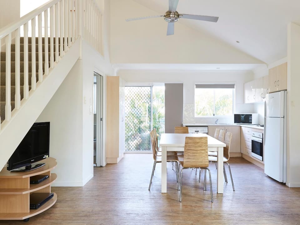 TV and multimedia, Coffee/tea facilities, Kitchen or kitchenette, Seating area, Dining area