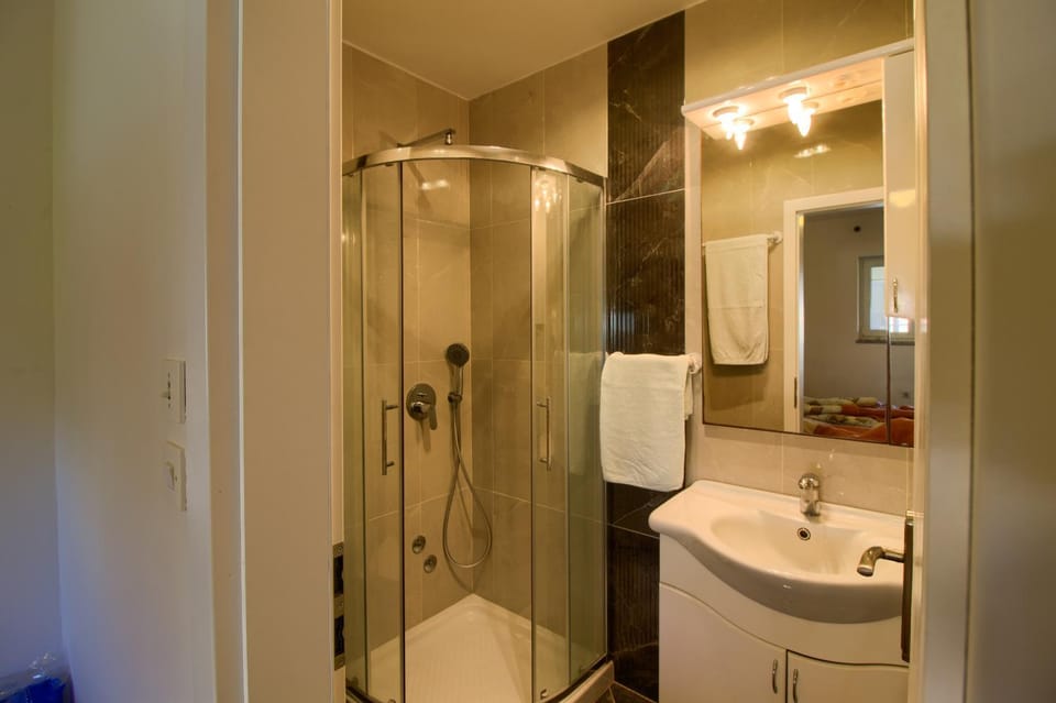 Shower, Bathroom, towels