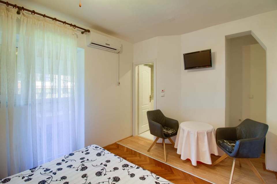 Bed, TV and multimedia, Seating area, Bedroom, air conditioner