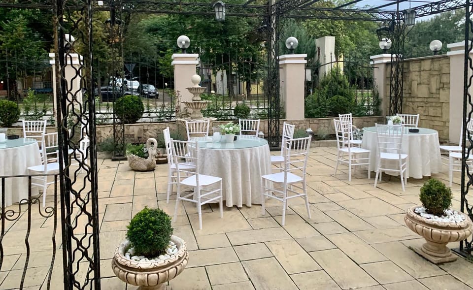 Spring, Day, Banquet/Function facilities, Seating area