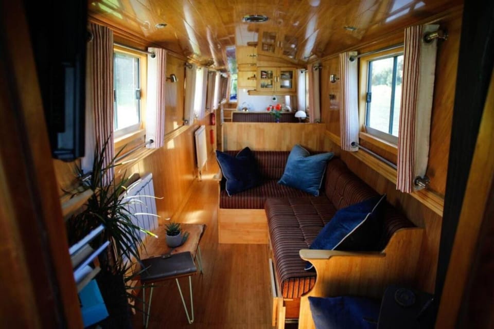 Cambridge Narrowboats - Beautiful New Moon Narrowboat Docked boat in Cambridge