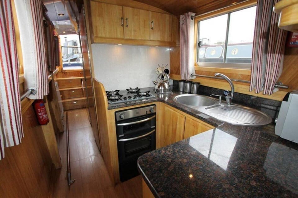 Cambridge Narrowboats - Beautiful New Moon Narrowboat Docked boat in Cambridge