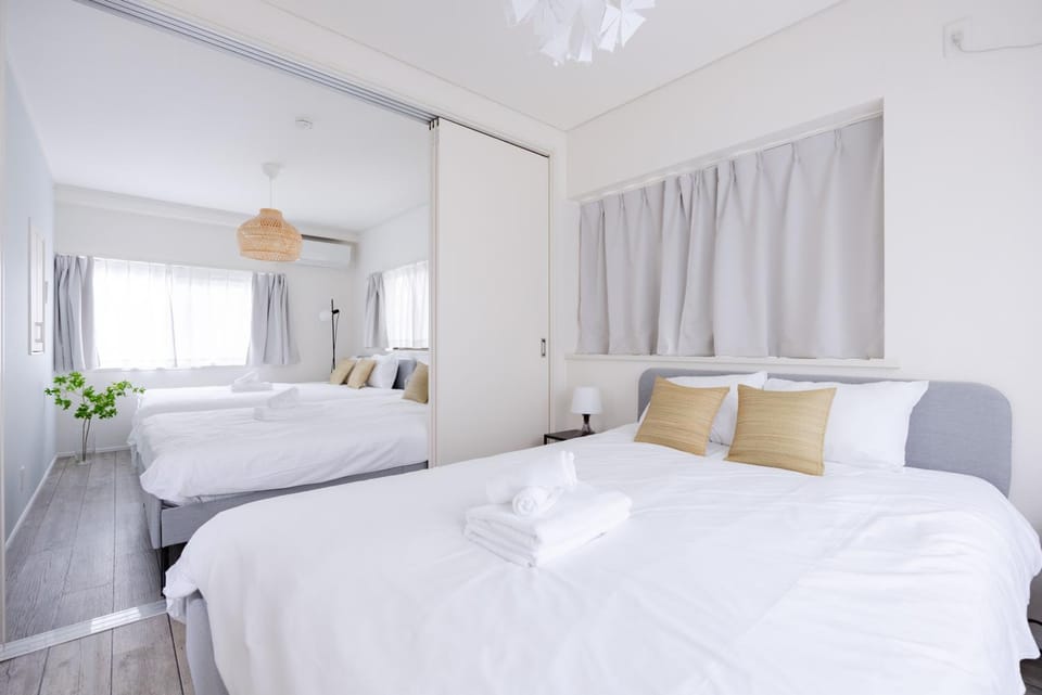 Bed, Bedroom, towels