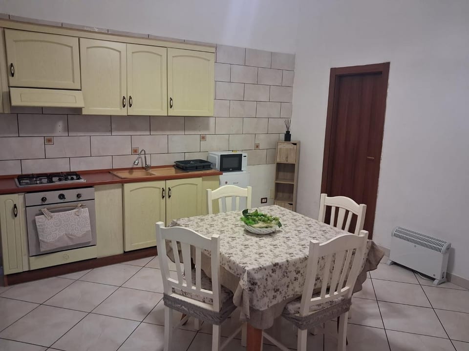 microwave, stove, kitchen