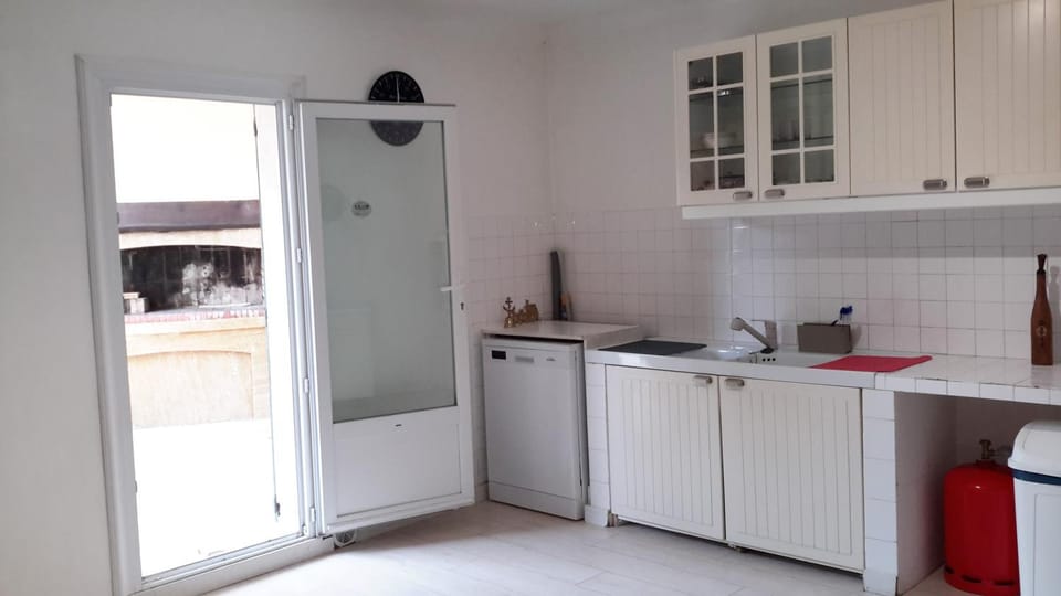 Property building, Kitchen or kitchenette, Living room