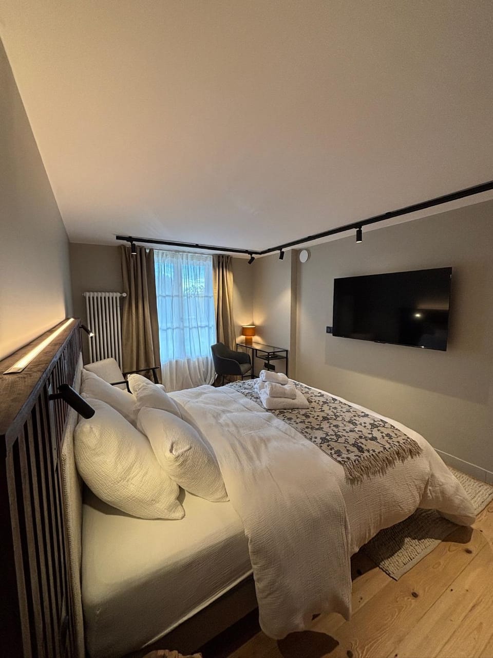 Bed, TV and multimedia, Photo of the whole room, Bedroom