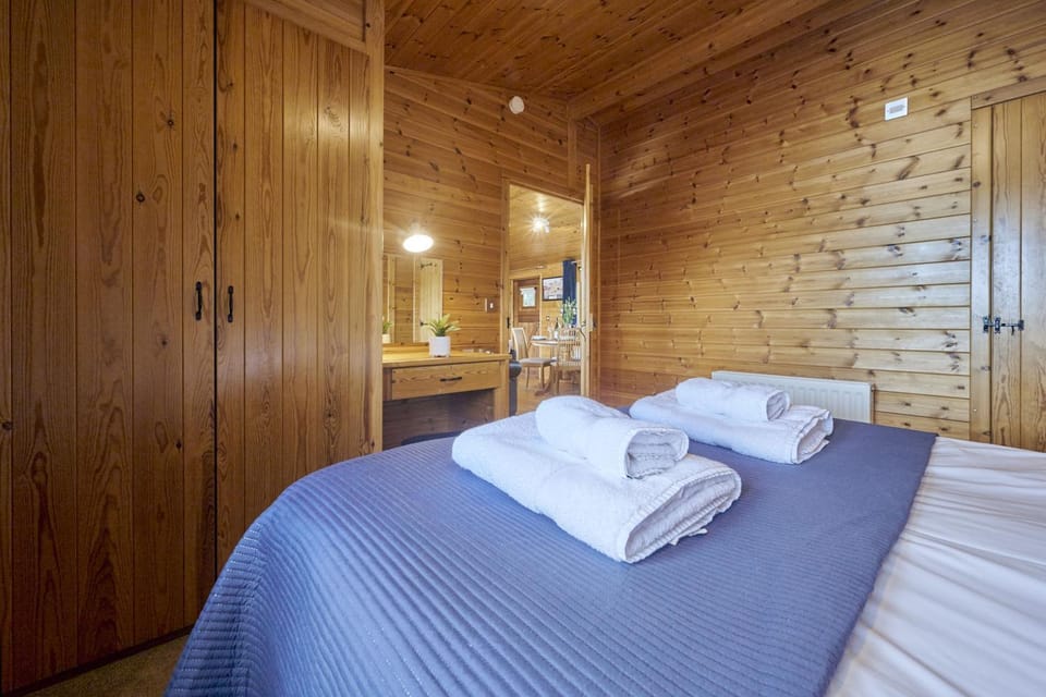 Property building, Bed, Bedroom, wardrobe